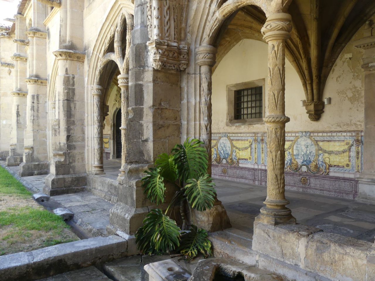 Detalle del claustro del Monasterio de Santa Cruz, donde están enterrados los dos primeros reyes del reino de Portugal, d. Afonso I y d, Sancho I