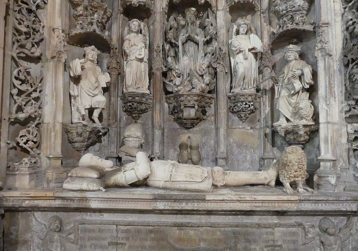 Tumba en el presbiterio del Monasterio de Santa Cruz del primer rey de Portugal d. Afonso I