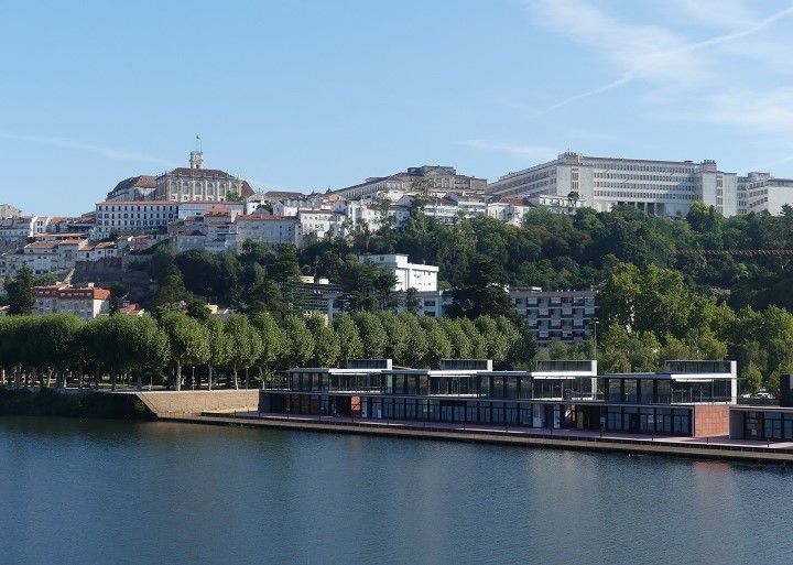 Vista de la ciudad de Coimbra desde el río Mondego