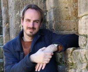 Entrevista a Carlos Iglesias Díez: " Siempre existe una evolución literaria, que corre pareja a la propia evolución humana y personal"