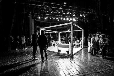 Oveja perdida, ven sobre mis hombros que hoy no solo tu pastor soy, sino tu pasto también