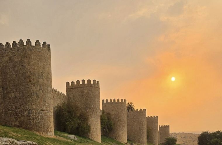 Puesta de sol en las murallas de Ávila