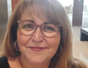 Mayte Salguero: La poeta de Biar que transformó su vida a través de la poesía