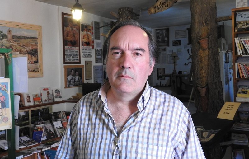 El periodista y escritor Tomás García Yebra analiza la obra de Miguel Delibes relacionada con Ávila