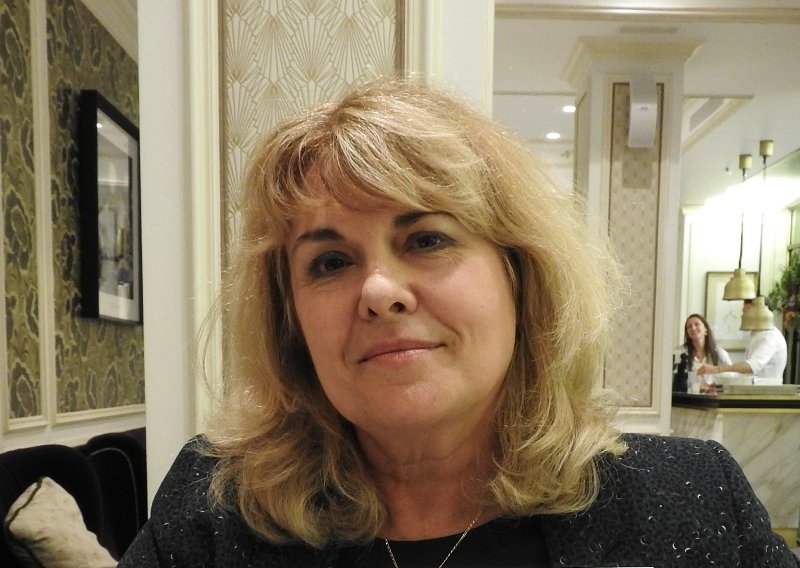 Carine Fernández: “Mi verdadera patria es la biblioteca”