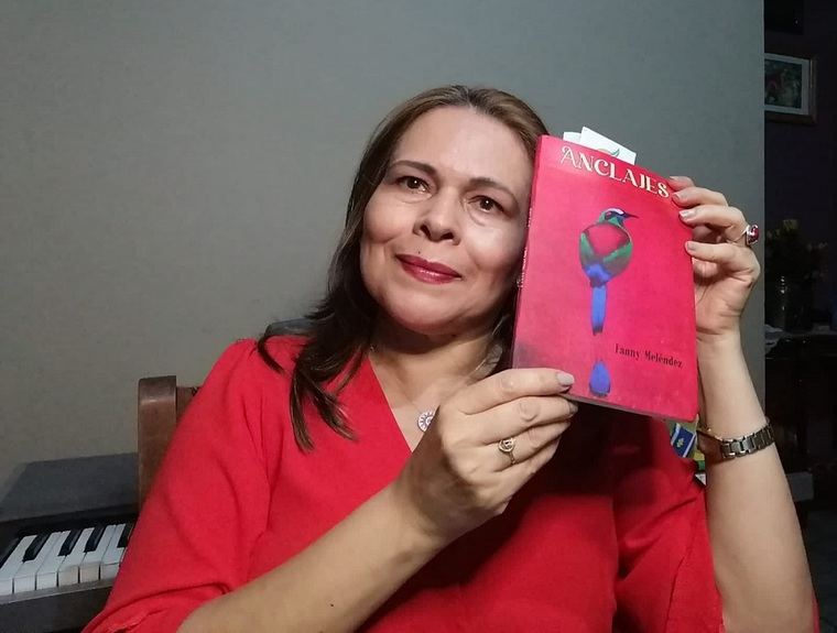 Fanny Meléndez muestra la portada de su libro de poesía: Anclajes. Editorial Quimera, Fovista. 2020