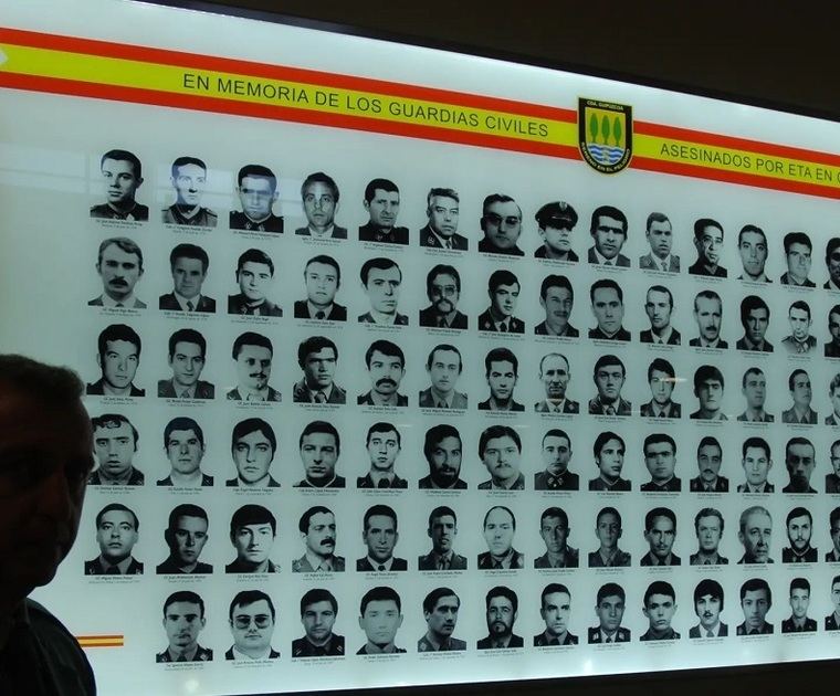 En memoria de los guardias civiles asesinados por la ETA