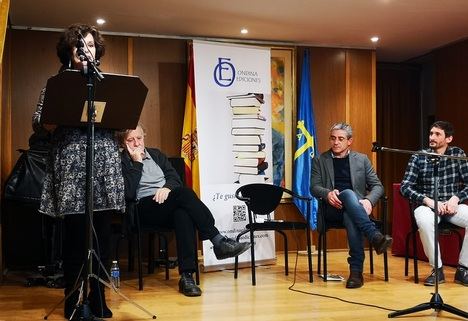 Participantes en la mesa redonda Poesía de amor