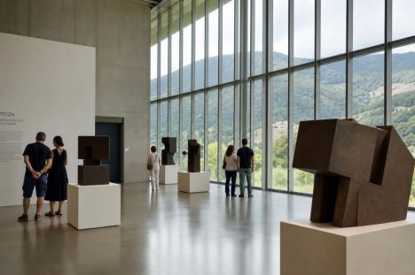 Visitantes admiran esculturas de Oteiza en una exposición de arte contemporáneo en un museo vasco.