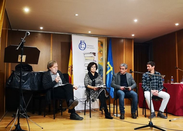 Participantes en la mesa redonda Poesía de amor