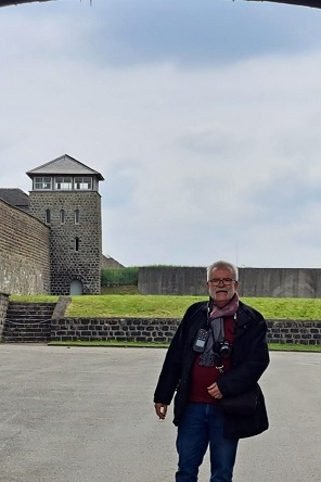 A la entrada del campo de Mauthausen