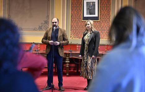 El alcalde de Barbastro, Fernando Torres, y la concejala de Cultura, Pilar Abad en la clausura del certamen