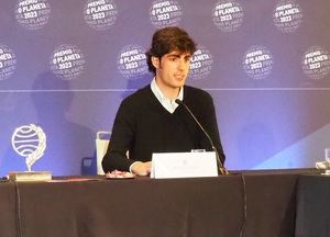 Sorpresón en el Premio Planeta 2023, el finalista Alfonso Goizueta es un joven de 23 años apasionado por la historia y la política