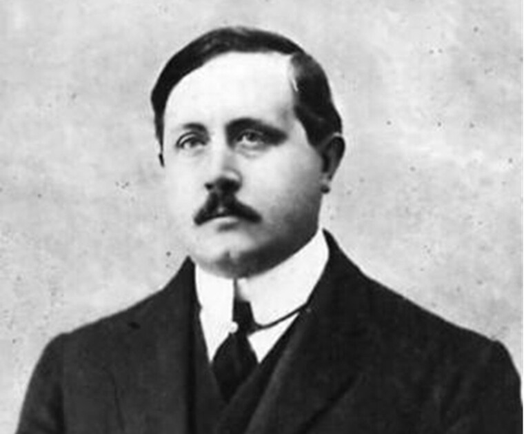 Azorín. La fotografía original fue tomada por el fotógrafo José L. Demaría López, apodado «Campúa», y se publicó el 25 de abril de 1914 en la revista gráfica española La Esfera.