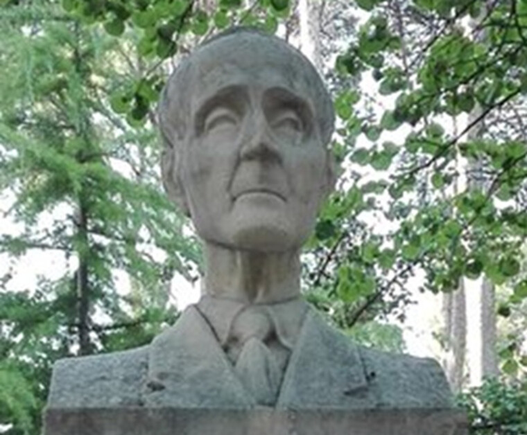 Monumento a Azorín, del escultor Andrés Tendero. Se encuentra situado en el interior del Parque Abelardo Sánchez, en pleno centro de Albacete, y fue inaugurado el 11 de septiembre de 1965. Está esculpido en piedra y se eleva sobre un alto pedestal del mismo material