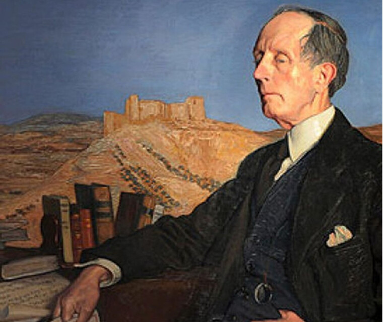 Azorín, retratado por Ignacio Zuloaga, en 1941. Óleo sobre lienzo. [El autor aparece representado en su madurez, sentado de semiperfil junto a una mesa repleta de libros y manuscritos que aluden a su oficio. Al fondo, se aprecia el característico paisaje castellano tan apreciado por la generación del 98, distinguiéndose el Castillo de Jadraque (Guadalajara) bajo un cielo crepuscular].