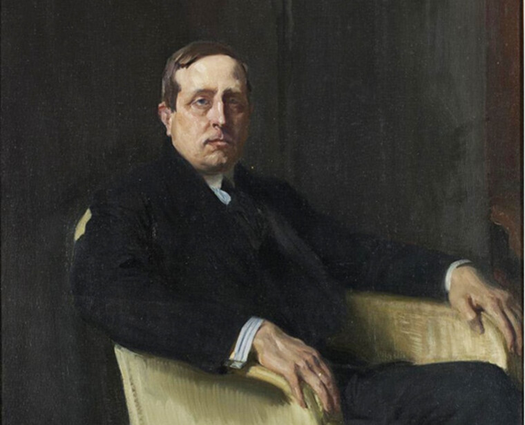 Retrato de Azorín (óleo sobre lienzo), puntado por Joaquín Sorolla en 1917. Colección de la Sociedad Hispánica de América, Nueva York. [El uso del fondo neutro y oscuro, la atmósfera íntima y el enfoque psicológico directo -mirada severa, analítica, cansada y profundamente reflexiva, propia de un hombre dedicado al pensamiento– muestran la profunda admiración y el estudio que Sorolla dedicó a la obra de Diego Velázquez].