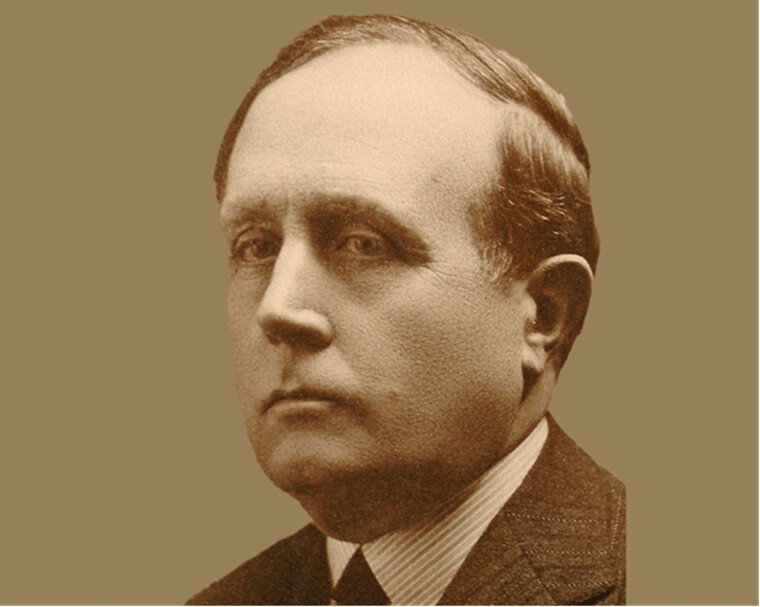 Retrato fotográfico de Azorín. La fotografía está tomada en la década 1900-1910: plano medio corto en tonos sepia, algo muy característico de los retratos de estudio de la época de la Restauración en España.