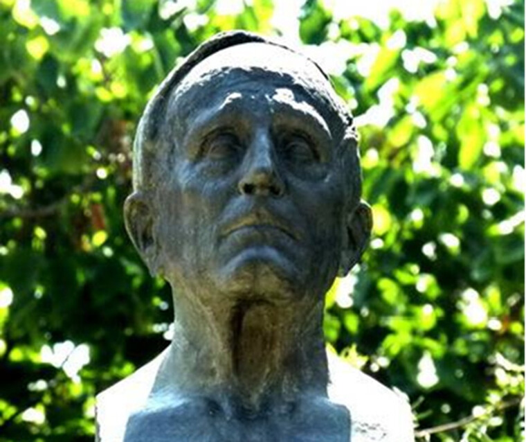 Busto de Azorín, ubicado en Valencia, en las Alameditas de los Serranos, y realizado en 1968 por Victorino Gómez López, conocido artísticamente como 'Victor-Hino'. Está fundido en bronce, y muestra el rostro del escritor mirando firmemente hacia el frente. Se asienta sobre un pedestal elevado prismático tallado en piedra clara.