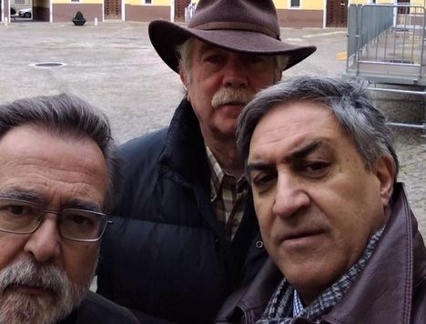 José Calvo Poyato, Antonio Pérez Henares y José Luis Corral en la plaza de Tarazona
