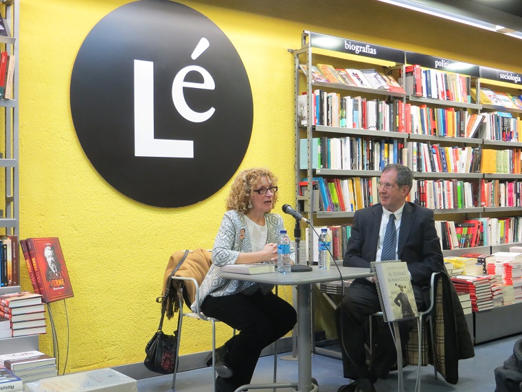 Carolina Molina y el editor Miguel Gonzzále