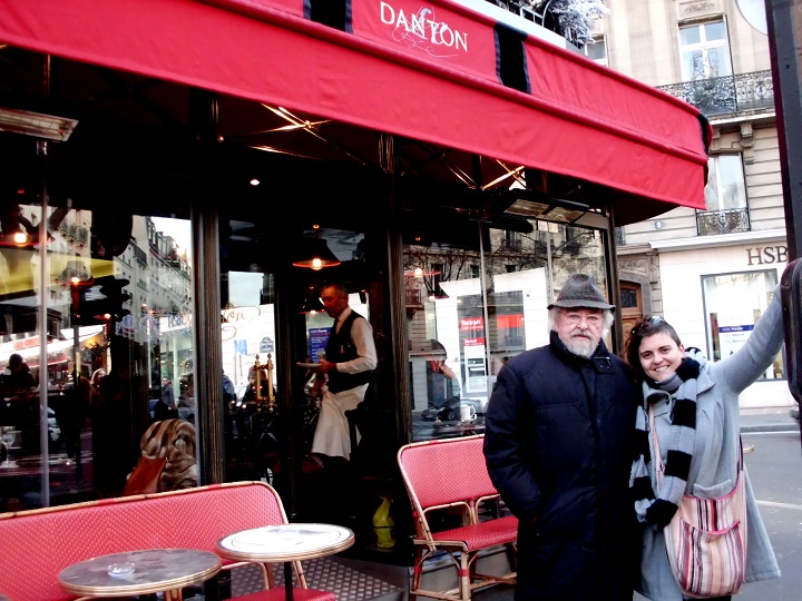 José María Álvarez y Noelia Illán Conesa en la puerta del Danton Café