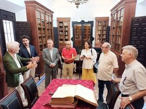 Acto de entrega del "Libro Mayor de Carlos Larios (1875) a la Sociedad Económica de Amigos del País de Málaga