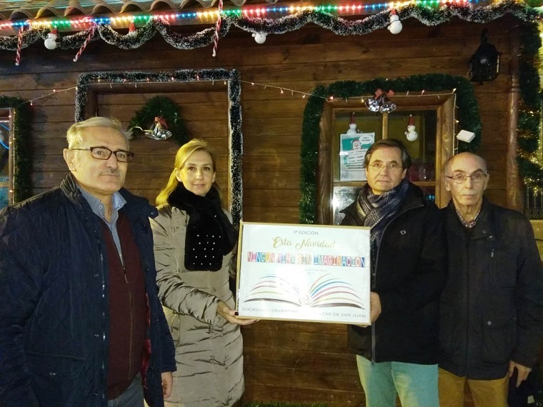 Luis Miguel Román presidente de la Sociedad Cervantina hace entrega a Milagros Plaza, representante de El Sosiego, de una de las cajas de libros recogidos
