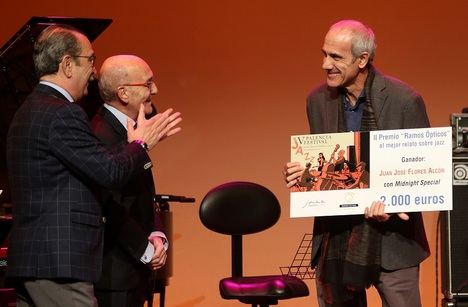 Guillermo Ramos y Carmelo Ramos, felicitan a Juan José Flores en el Teatro Principal de Palencia, tras hacerle entrega del II Premio Internacional 'Ramos Ópticos' al mejor relato sobre jazz.