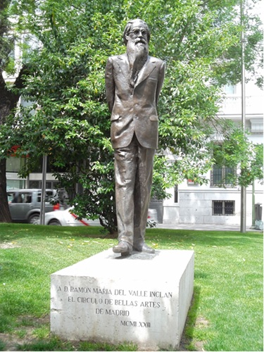 Ramón María del Valle-Inclán. Escultura en bronce realizada por Francisco Toledo Sánchez. Ubicación:: Paseo de Recoletos, 33, en Madrid, frente a la Biblioteca Nacional de España y muy próxima al mítico Café Gijón. Fue encargada mediante concurso público por el Círculo de Bellas Artes, labrada en 1972 e inaugurada oficialmente en 1973. La postura del escritor recrea una célebre fotografía tomada en el mismo paseo en 1930.