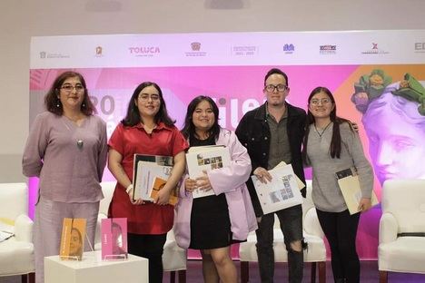 Melisa Nungaray en la presentación de su poemario 'El cielo cae a voces'