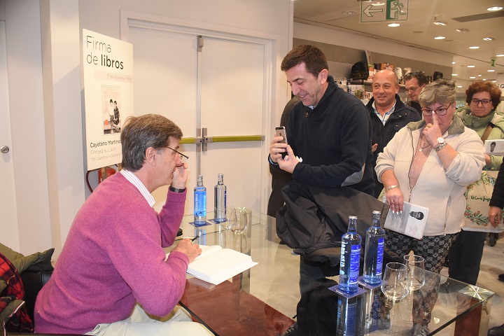 Largas colas para firmar el libro de memorias d Cayetano Martínez de Irujo