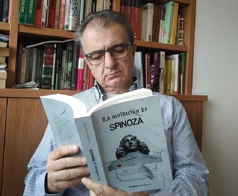 Entrevista a Francisco Mesa Vega: “La Maldición de Spinoza pretende redescubrir la figura de Baruch Spinoza, un gran pensador del siglo XVII aún muy desconocido”