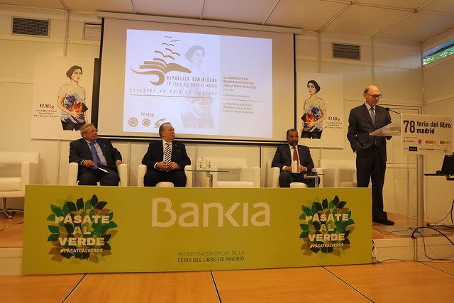 De izda. a dcha: Manuel Gil, director de la Feria del Libro de Madrid; Eduardo Selman, ministro de Cultura de la República Dominicana; Olivo Rodríguez Huertas, embajador de la República Dominicana ante el Reino de España y Frank Moya Pons