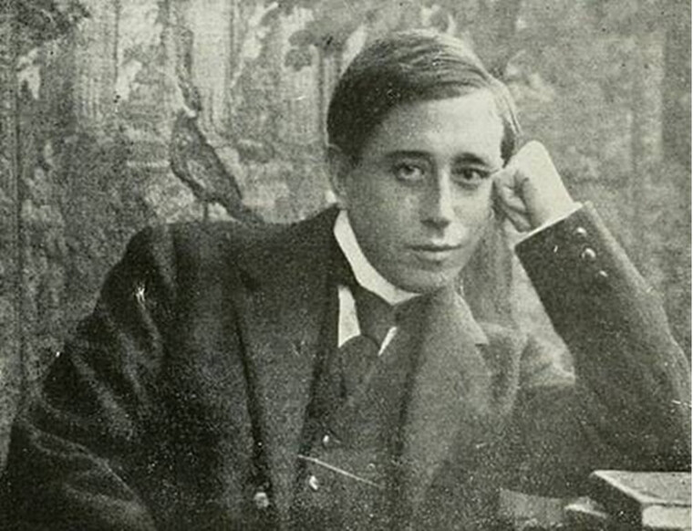 GABRIEL MIRÓ [Retrato realizado por el estudio fotográfico alicantino Cámara (en la esquina inferior derecha de la propia imagen se puede apreciar la firma de autoría de la época: CÁMARA FTO). Se tomó aproximadamente en 1908, en Alicante. la ciudad natal del escritor].
