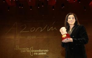 Cristina López Barrio, ganadora del Premio Azorín de Novela 2024 con "La tierra bajo tus pies"