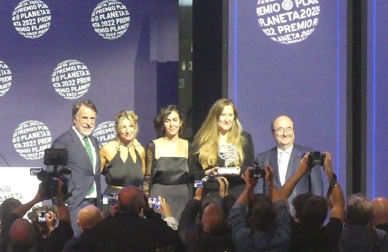 Las ganadoras del Premio Planeta de Novela 2022 junto a las autoridades