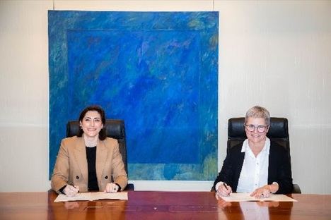 En el acto de firma han participado la directora de Comunicación y Relaciones Institucionales de CaixaBank, María Luisa Martínez Gistau (idza.), y la directora de la Feria del Libro de Madrid, Eva Orúe (dcha.).