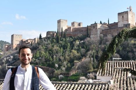 Iván Menguiano Jiménez, te invita a sumergirte entre las páginas de su obra, basada en la Granada Nazarí: ‘El legado de los sueños’