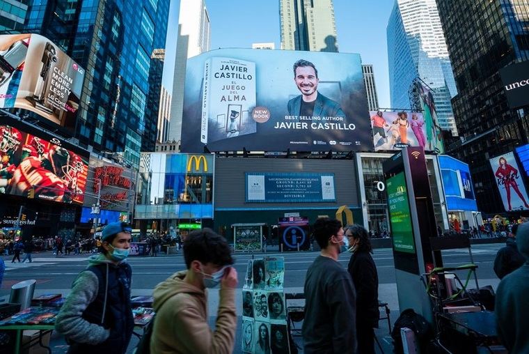 Javier Castillo en Time Square