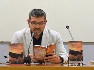 José Antonio Olmedo presenta su último poemario en la biblioteca de Buñol