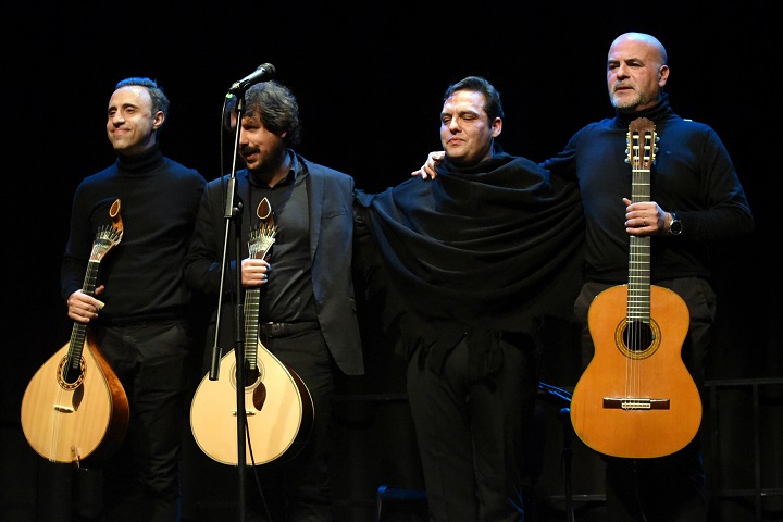 João Farinha & Fado Ao centro