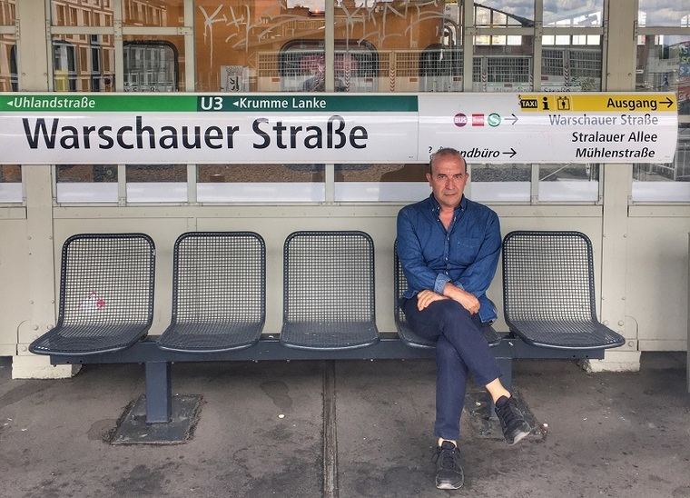 El escritor José María Plaza en Berlín, una de las diez ciudades en donde transcurre 'Instagram.love (Siguiéndote por Europa)'