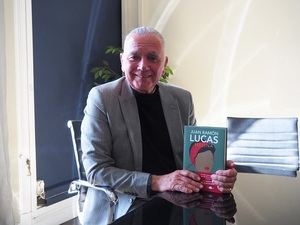 Entrevista a Juan Ramón Lucas: “Me importa mucho que la literatura emocione”