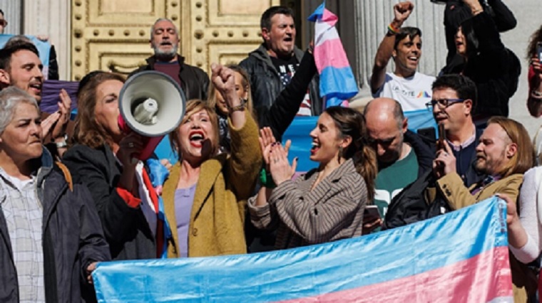 La ministra de Igualdad, Irene Montero, celebra con activistas LGTBI la aprobación de la 'ley trans' en el exterior del Congreso de los Diputados