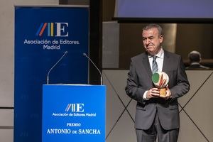 Los editores de Madrid entregan el Premio Antonio de Sancha 2023 al escritor Lorenzo Silva