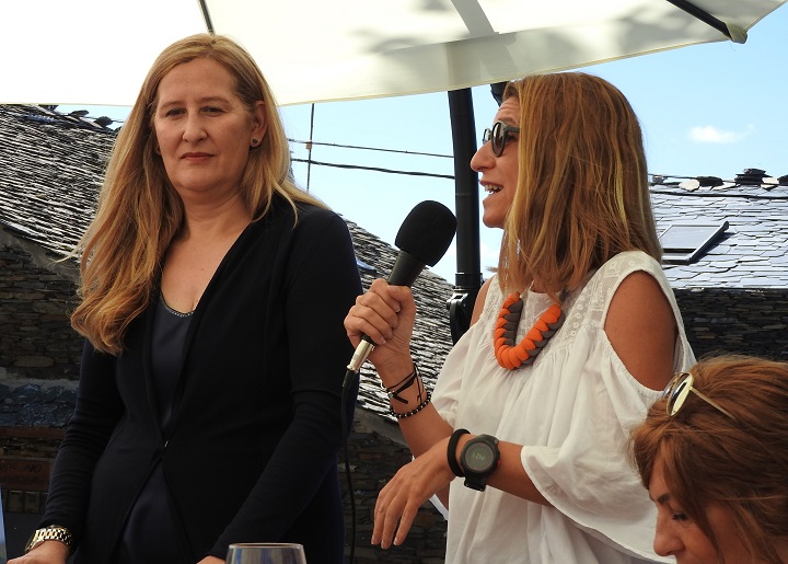 Luz Gabás y la editora Raquel Gisbert