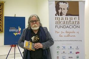 El escritor onubense Manuel Moya recibe el Premio de Novela Ciudad de Estepona por ‘Buitrera’