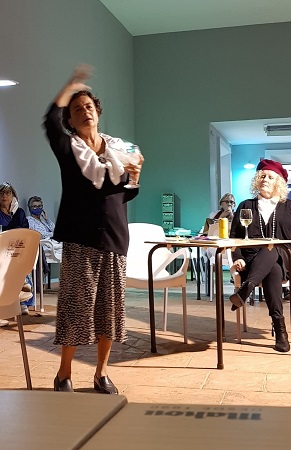 La autora del artículo interpretando a Clara Campoamor