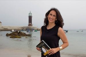 María Oruña regresa a la serie de Puerto Escondido con 